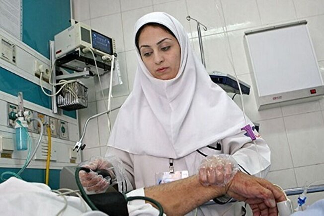 عُمان ۶ برابر ایران به پرستار حقوق می‌دهد | چرا مشکل پرستاران در ایران حل نمی‌شود؟
